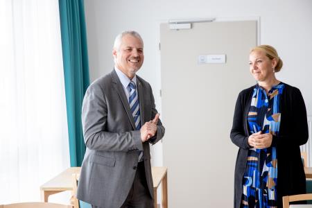 Poslovna direktorica SeneCure v Sloveniji Sandra M. Gavranovič in župan občine Pivka Robert Smrdelj